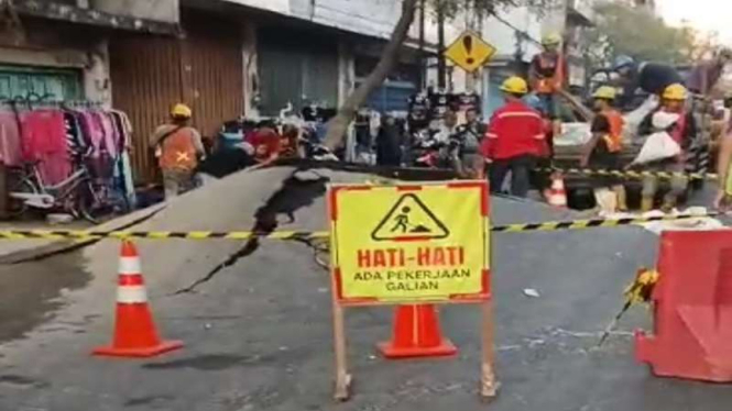 Badan jalan menggunung setelah meletus di Pasar Kembang Surabaya