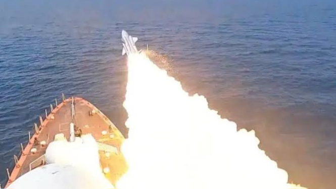VIVA Militer: Kapal perang Sergei Kotov militer Rusia menembakkan rudal