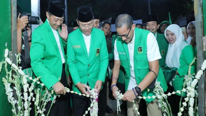 Plt Ketum PPP Mardiono dan Sandiaga Uno meresmikan Rumah Relawan Jenderal Santri