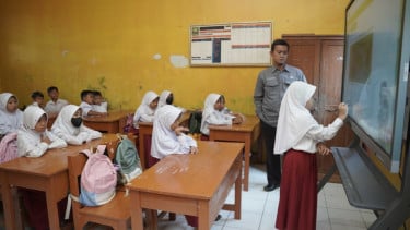 Ilustrasi belajar mengajar di sekolah dasar.