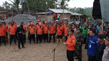 Pencarian 8 Penambang Emas Di Banyumas Dihentikan, Tim SAR Salat Gaib ...