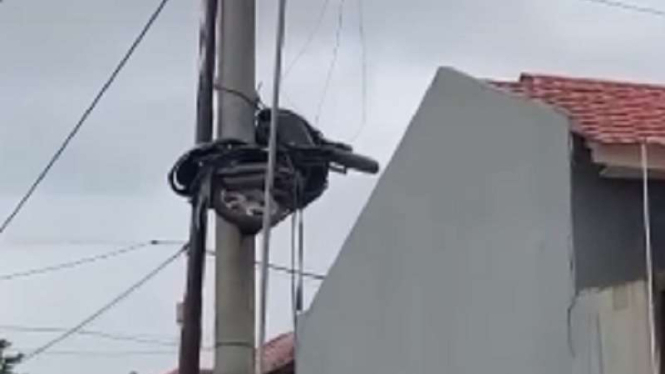 Motor pencuri di Kendari digantung warga di tiang listrik