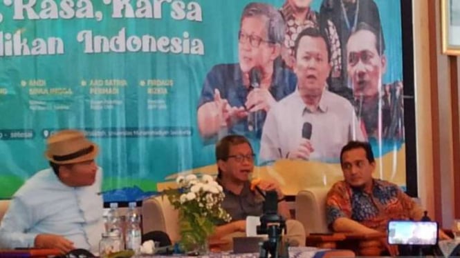 Rocky Gerung (tengah) berbicara dalam Mimbar Mahasiswa Cipta, Rasa, Karsa Pendidikan Indonesia di kampus Universitas Muhammadiyah Surakarta (UMS), Rabu, 2 Agustus 2023.