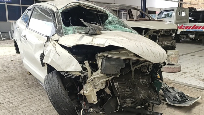 Mobil Rendy KJaernett usai mengalami kecelakaan.