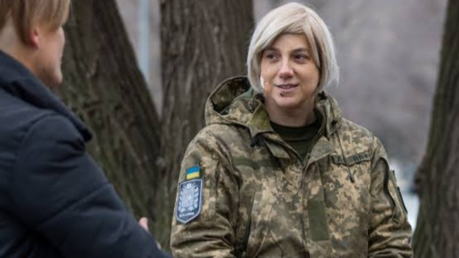 VIVA Militer: Tentara transgender Ukraina, Sersan Muda Sarah Ashton-Cirillo