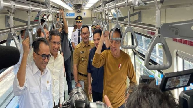 Presiden Joko Widodo atau Jokowi menjajal LRT