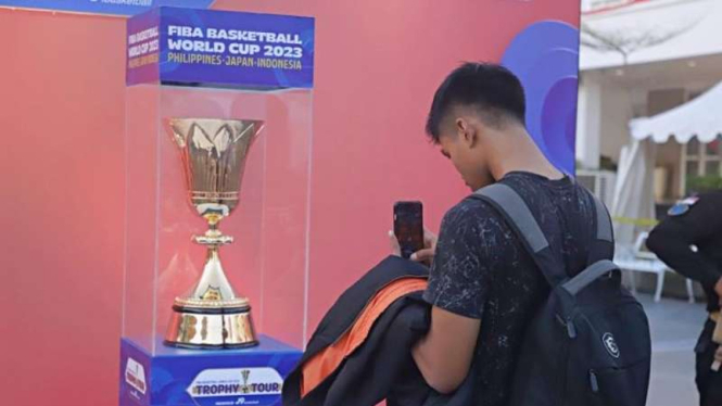 Trofi Piala Dunia Basket dipamerkan di Surabaya