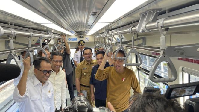 Presiden Joko Widodo Jajal LRT Jabodebek