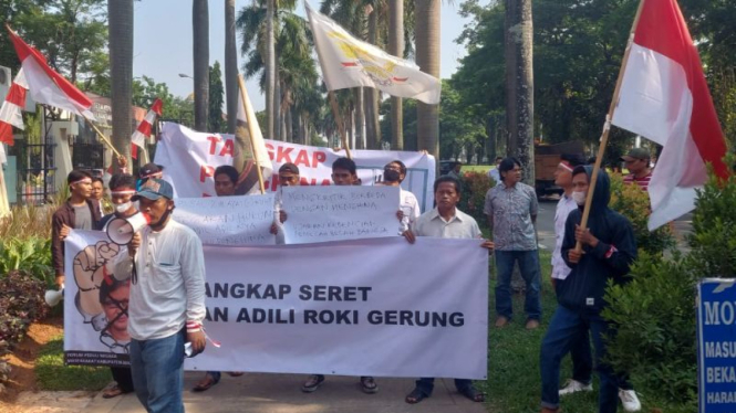 Aksi mendesak agar Rocky Gerung ditangkap.