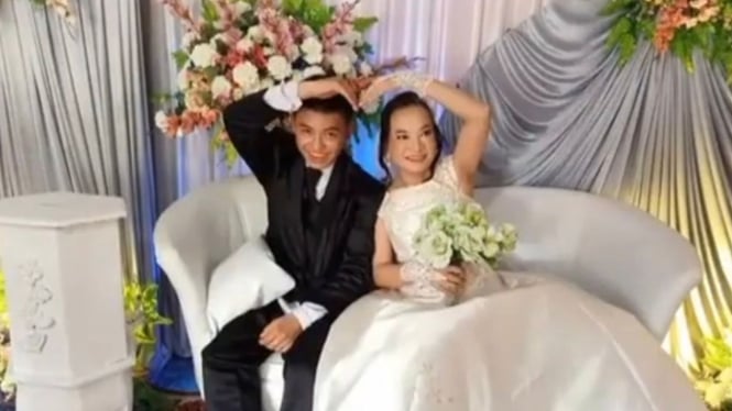 Mariana (41) dan Kevin (16) pengantin yang terpaut usia 25 tahun