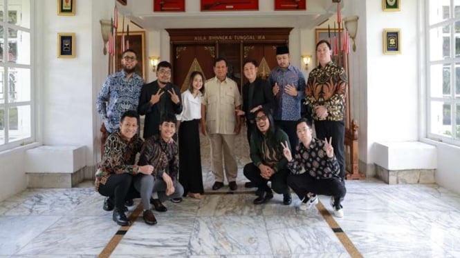 Menhan Prabowo Subianto menerima kunjungan selebgram dan komika di kantornya
