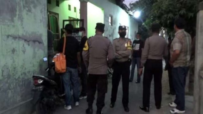 Sejumlah polisi berjaga-jaga di gang masuk rumah kotrakan AG, Keden, Desa Gentan, Kecamatan Baki, Sukoharjo, Kamis, 3 Agustus 2023.