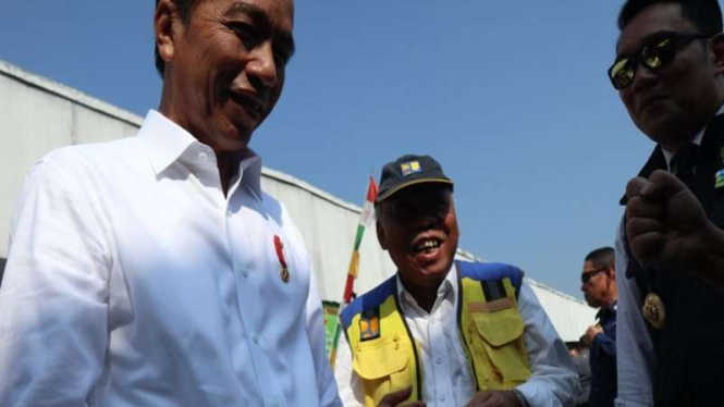 Presiden Jokowi, Menteri PUPR Basuki Hadimuljono dan Gubernur Jabar Ridwan Kamil