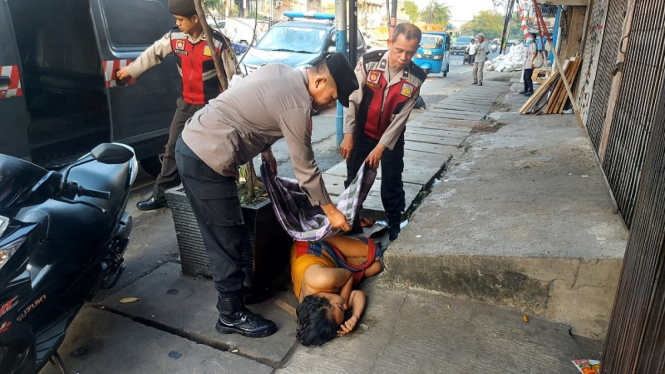 Polisi mengevakuasi wanita diduga mabuk berat di trotoar kawasan Tambora