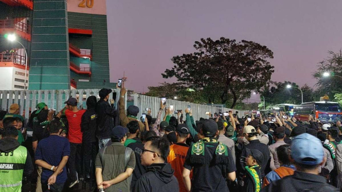 Bonek melakukan aksi protes atas kekalahan Persebaya di GBT Surabaya