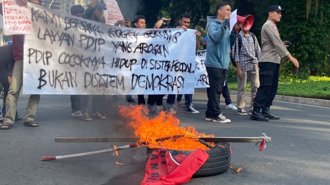 Pembakaran bendera PDIP oleh aktivis HMI