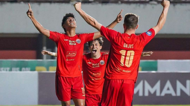Pemain Persija Jakarta rayakan gol