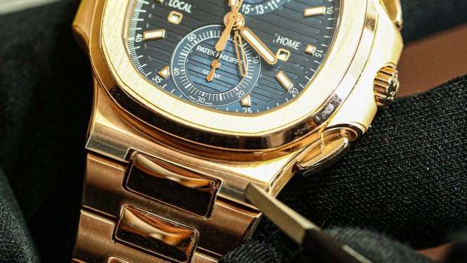 Pelapis jam tangan mewah RX-8 Golden Shield.