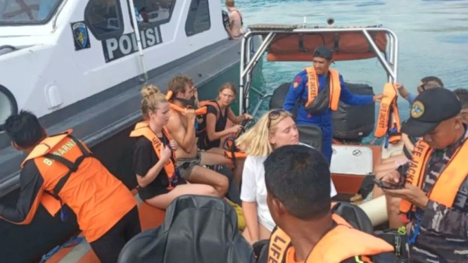 SAR Team Evacuates 37 Tourist from Boat Runs Aground in Labuan Bajo