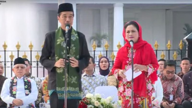 Presiden Jokowi dan Ibu negara Iriana di Istana Negara.