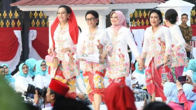 Para menteri perempuan berjalan di catwalk saat acara Istana Berkebaya.