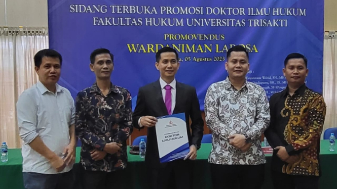 Pengacara kondang Wardaniman Larosa menjalani sidang promosi doktor.