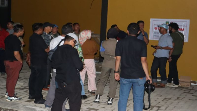 Tim gabungan saat menutup Diskotek One King Golden di Kabupaten Langkat, Sumut.