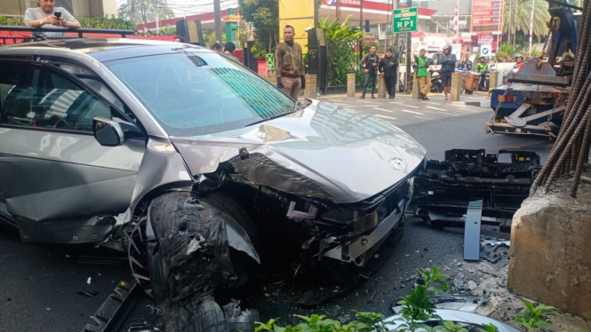 Mobil listrik ringsek usai kecelakaan tabrak tiang monorel.