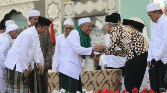 Gubernur Jawa Tengah Ganjar Pranowo bersama para ulama dalam Manaqib Qubro Jamiyyah Ahlith Thariqah aI-Muktabarah an-Nahdliyah di Kabupaten Rembang Minggu, 6 Agustus 2023.