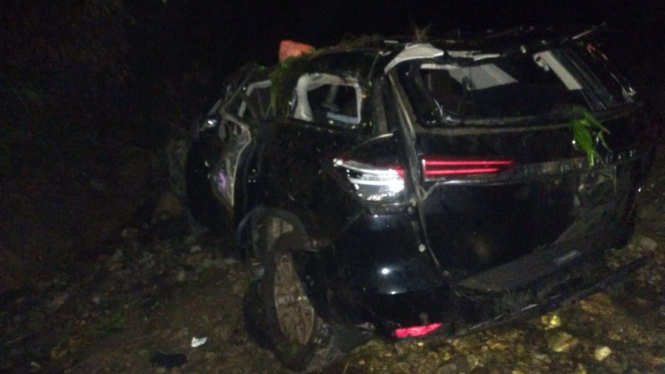 Mobil Fortuner masuk ke dalam jurang di Kabupaten Toba, Sumut