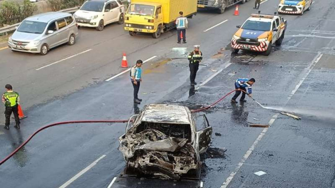 Mobil Toyota Innova terbakar di Tol Jakarta Tangerang 