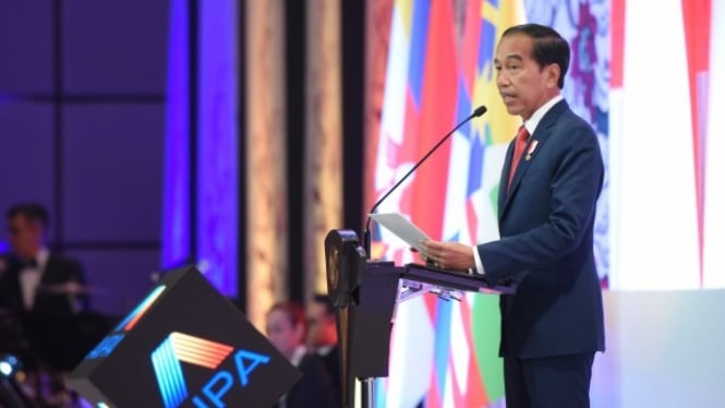Presiden Republik Indonesia Joko Widodo saat membuka sidang umum AIPA ke44