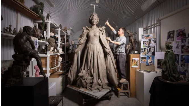 Pembuatan patung Ratu Elizabeth II