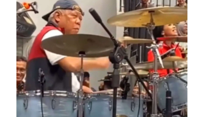 Menteri PUPR Basuki Hadimuljono Saat Bermain Drum Bersama Band Cokelat