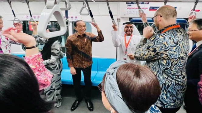 Presiden Jokowi dan Dubes naik MRT menghadiri HUT ke-56 ASEAN