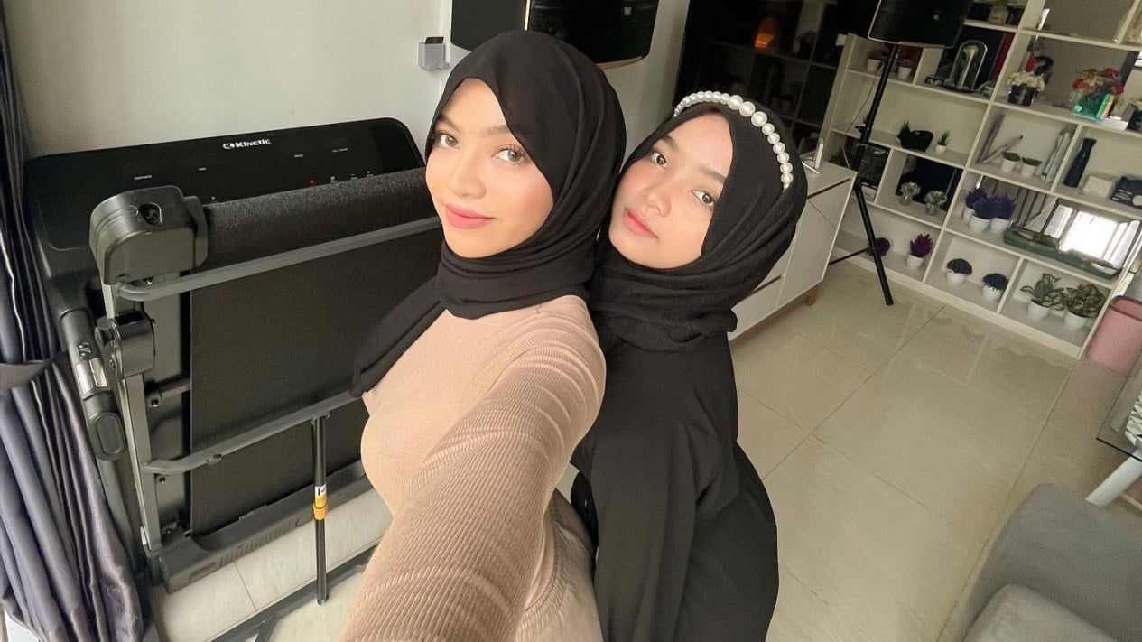 Usai Heboh Video Es Krim, Kini Oklin Fia Jilat Lidah Adiknya