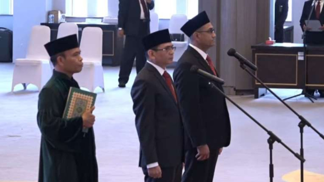 Agusman dan Hasan Fawzi resmi dilantik jadi DK OJK.