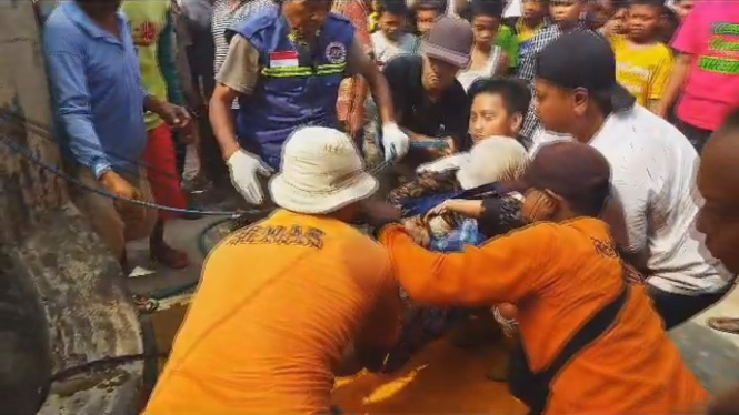 Evakuasi nenek warga Dusun Ngarjo, Desa Ngarjo, Mojokerto dari dalam sumur