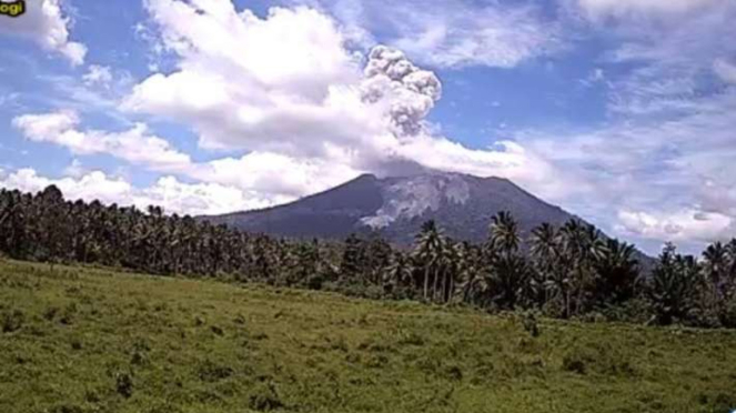 Uma vista do Monte Ibu, no norte de Maluku, na quarta-feira, 9 de agosto de 2023.