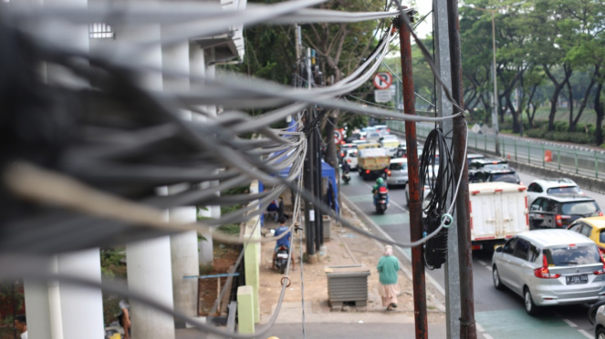 Kabel Semrawut Bikin Bahaya Pengendara