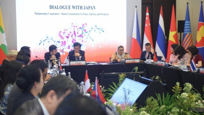 Anggota BKSAP DPR RI, Inna Ammania  saat memimpin Dialog AIPA