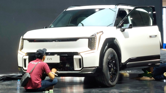 Bocoran EV9 terpampang di panggung booth Kia di GIIAS 2023