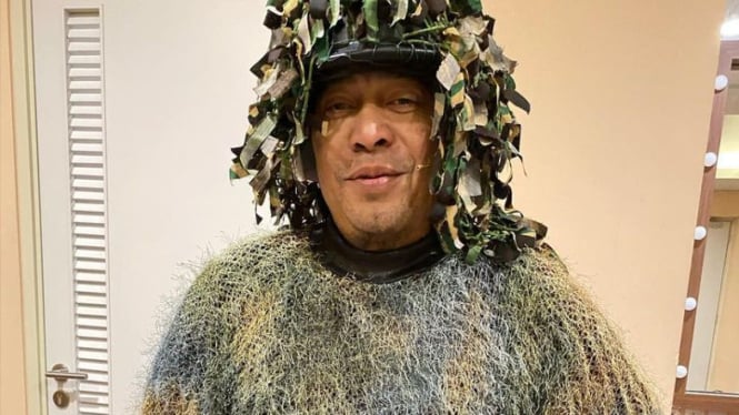 Komedian Komeng pose berkostum rumput ala baju tempur tentara 