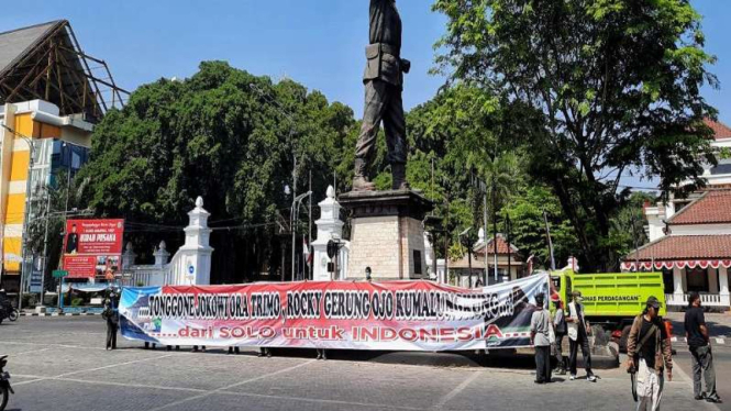 Demo Bela Jokowi, Warga Solo Bentangkan Spanduk: ‘Rocky Gerung Ojo Kumalungkung’