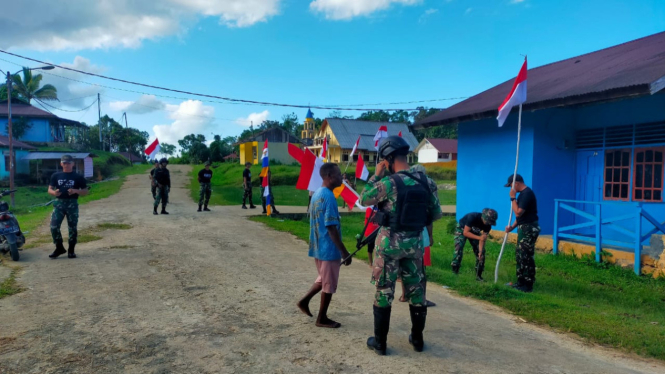 VIVA Militer: Prajurit TNI Yonif 623 BWU di Kampung Bori.