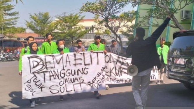 Aksi mahasiswa UIN Raden Mas Said Surakarta terkait dengan polemik kegiatan PBAK