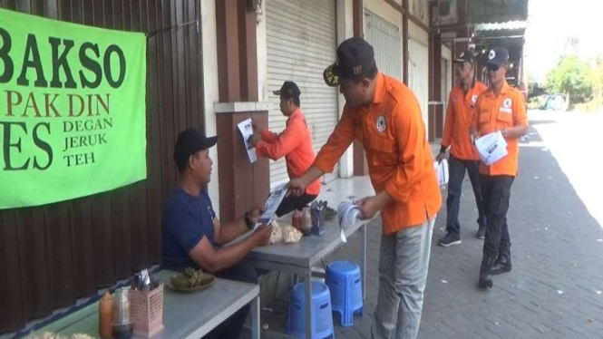 Relawan saat bagikan selebaran ciri-ciri korban mutilasi di Jombang, Jatim.