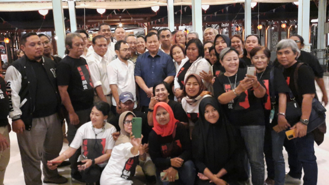 Calon Presiden Prabowo Subianto bertemu dengan relawan Gibran dan Jokowi di Solo.