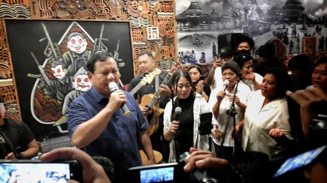Prabowo menyanyi di sela pertemuan dengan relawan Gibran dan Jokowi.