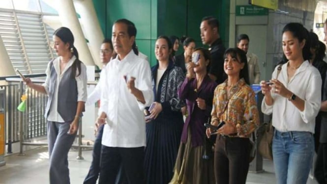 Presiden Jokowi bersama artis dan influencer jajal LRT Jabodebek